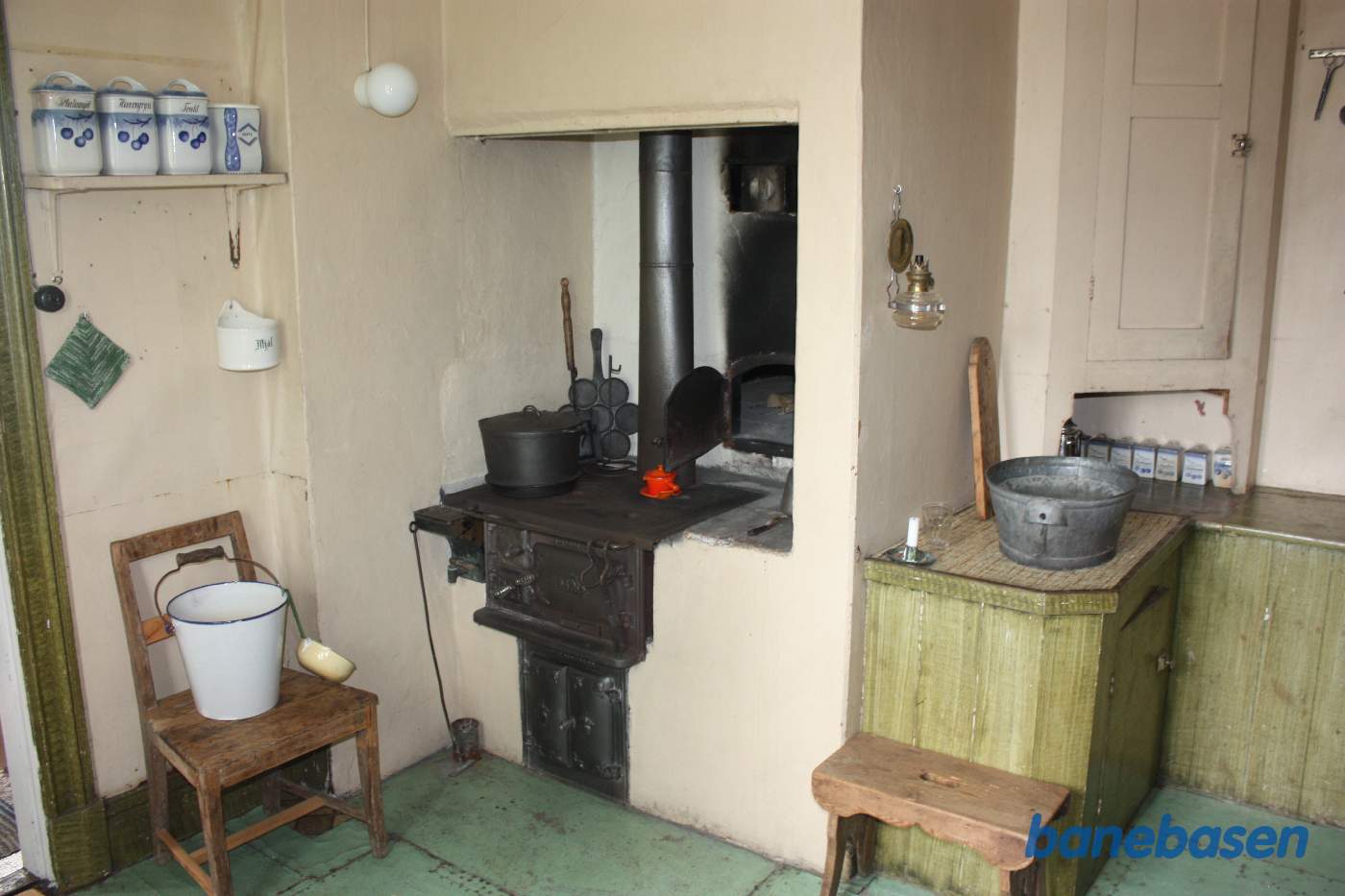 Køkkenet med brændekomfur