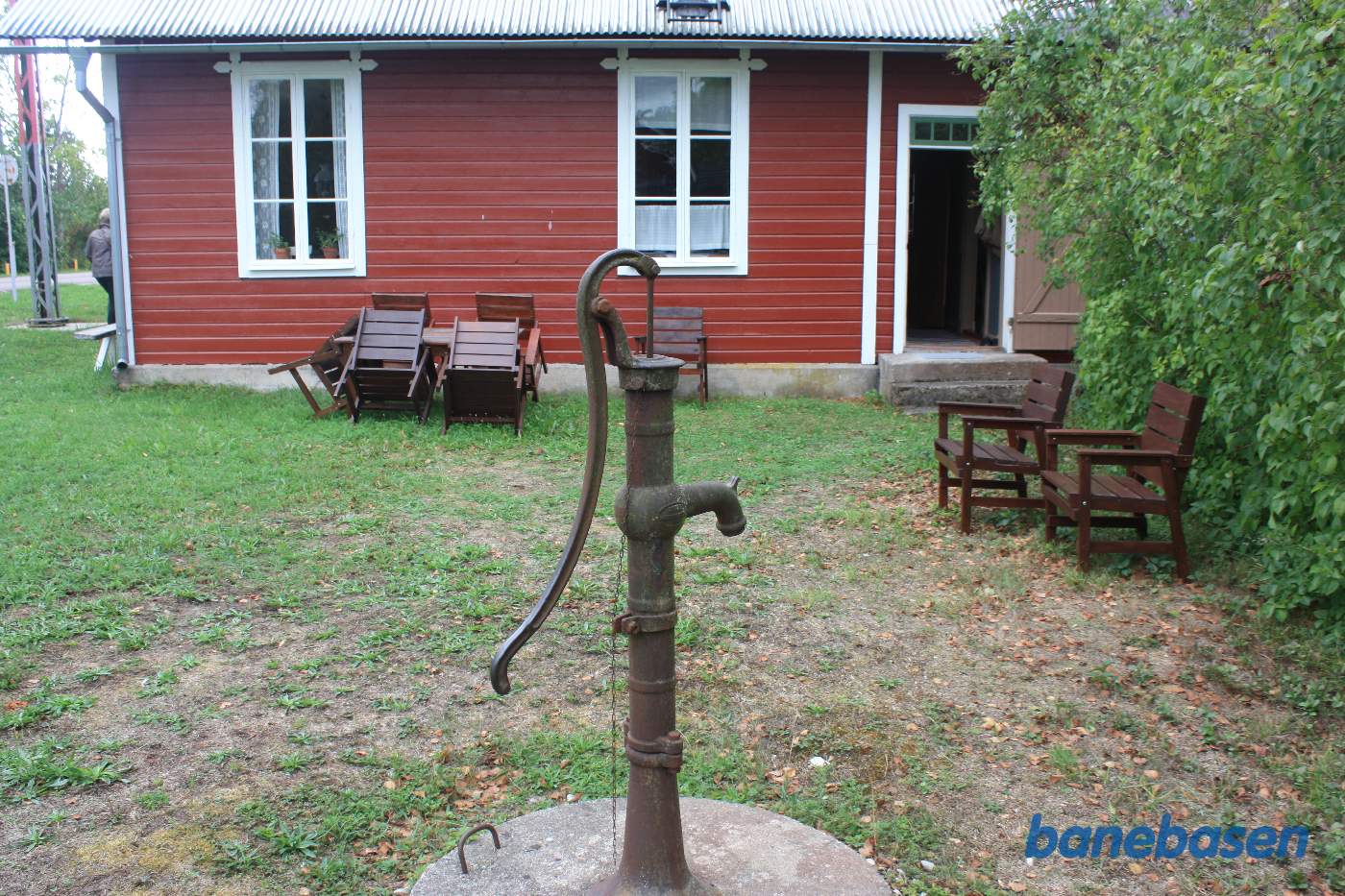 Vandposten er placeret oven på brønden