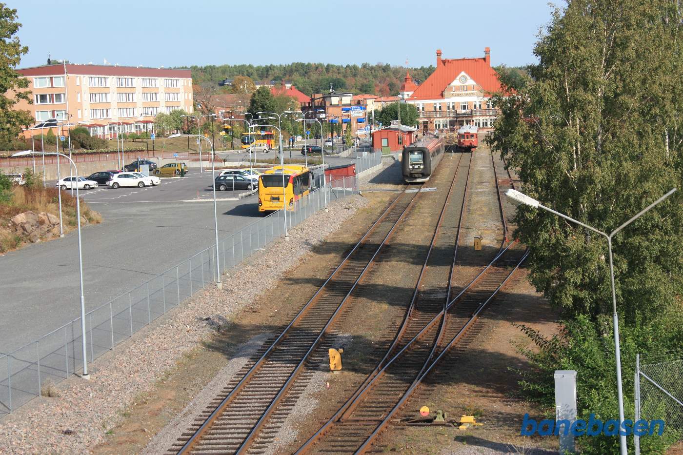 Et vue ned over stationsområdet, set oppe fra vejbroen. Kustpilen på vej ud af stationen