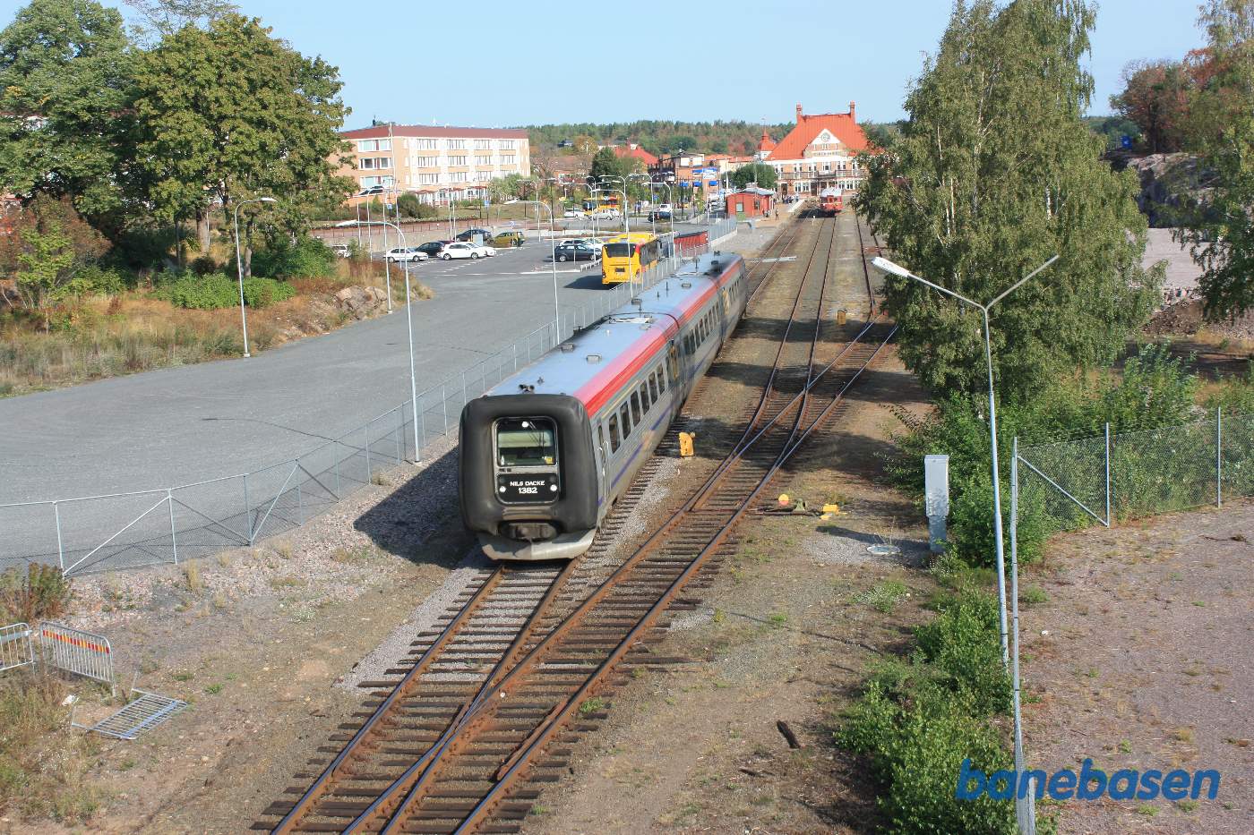 Et vue ned over stationsområdet, set oppe fra vejbroen. Kustpilen på vej ud af stationen
