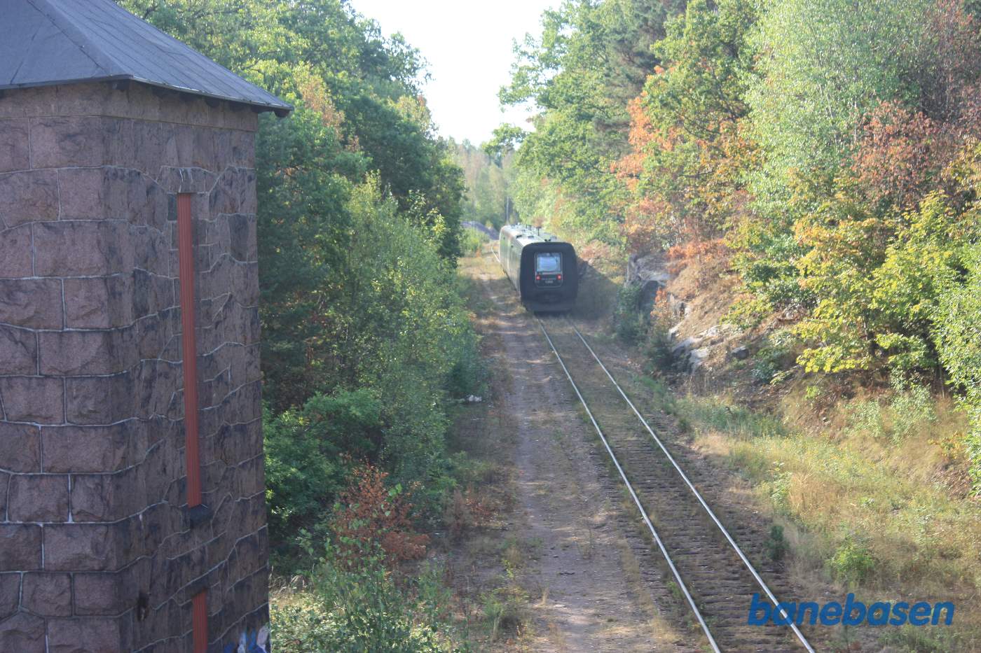 Et vue ned over stationsområdet, set oppe fra vejbroen. Kustpilen på vej ud af stationen
