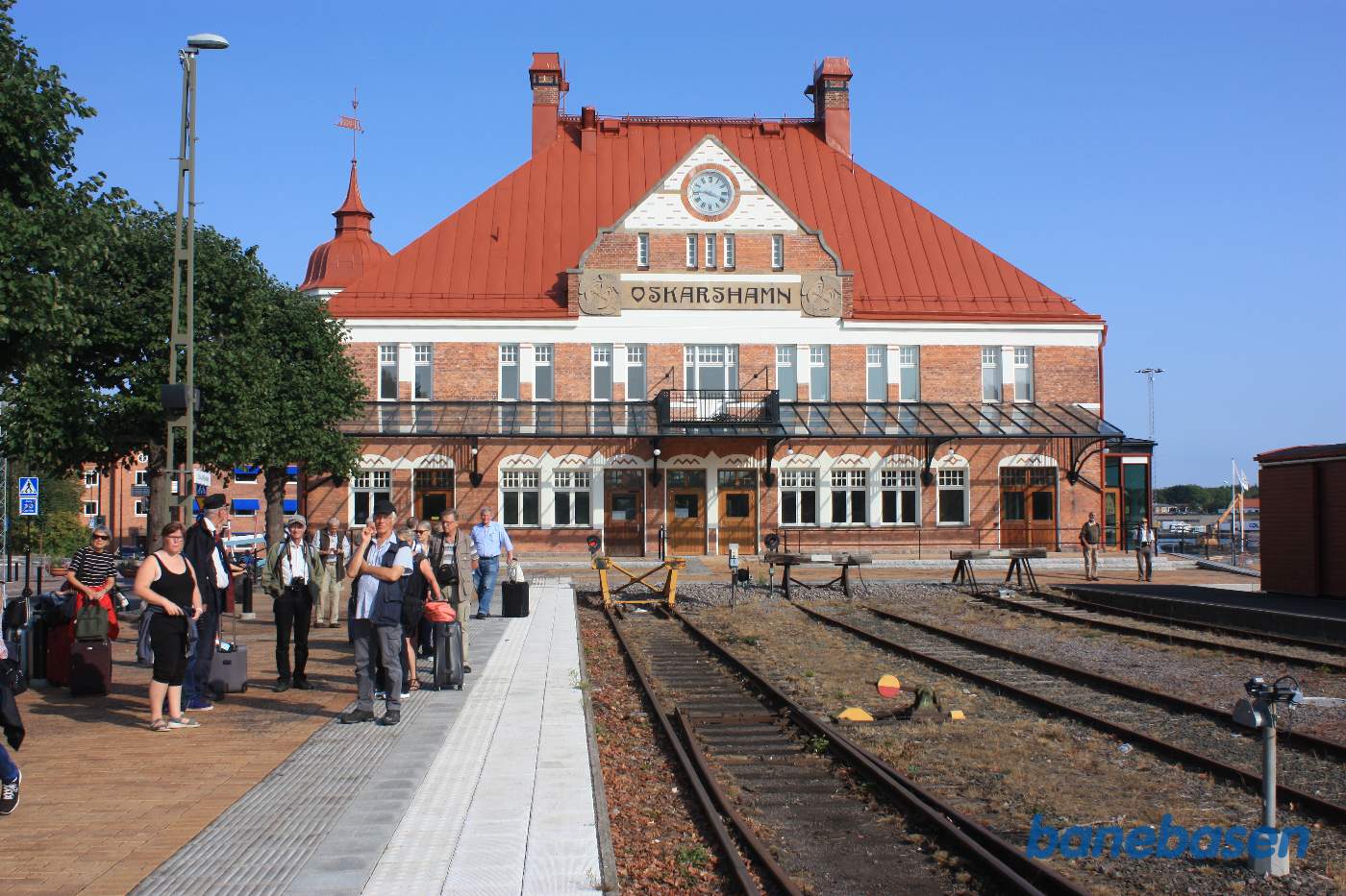 Stationsbygningen set fra perronen