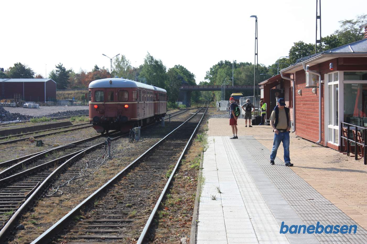 Det norske motortog rangerer fra sidesporet over til perron