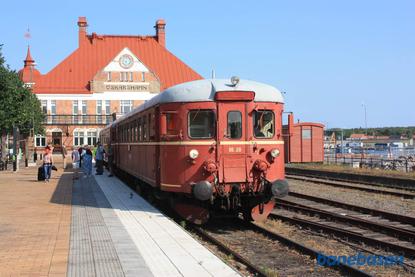 Det norske motortog holder ved perron