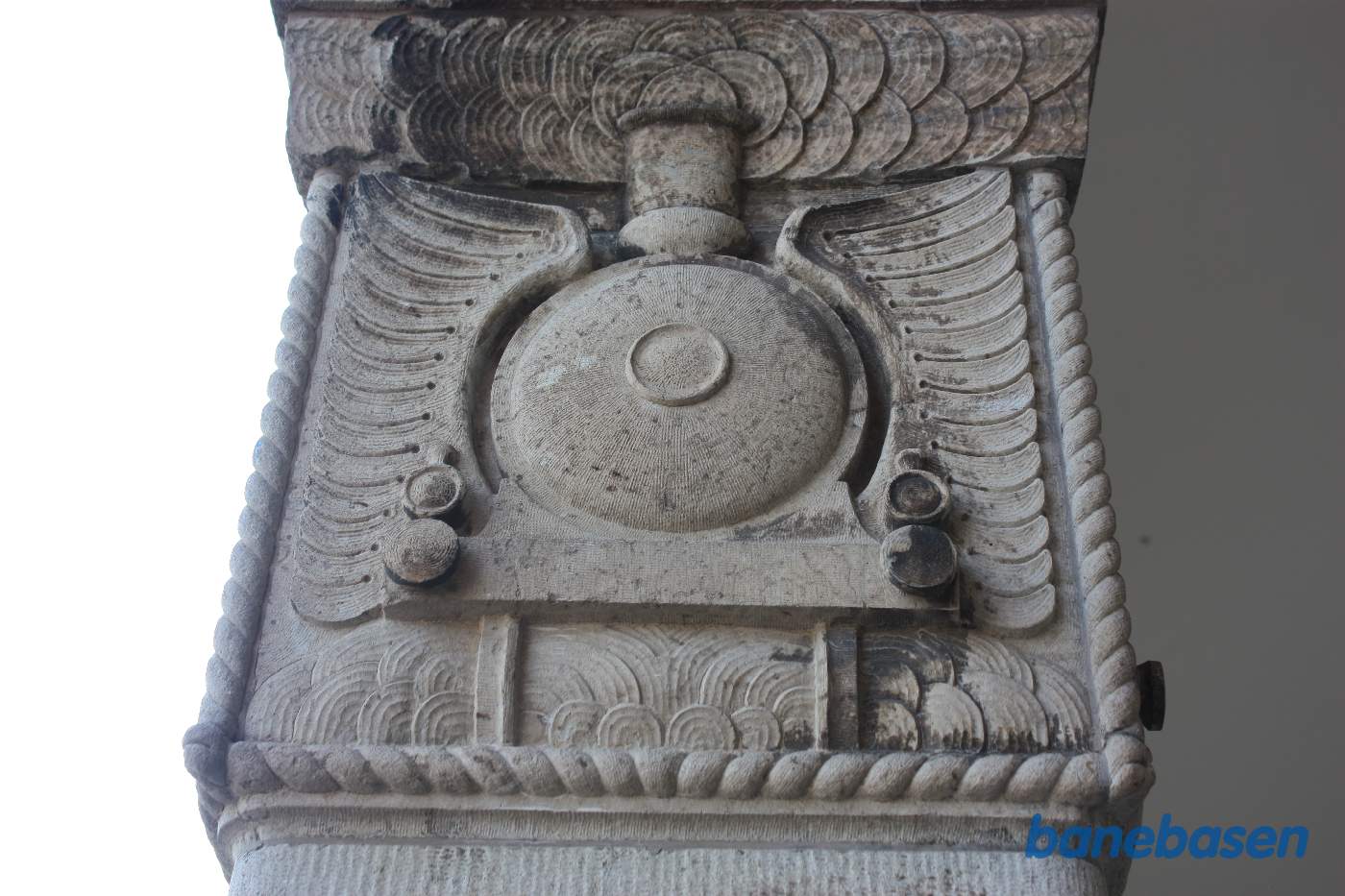 Nærbillede af søjlerne på stationsbygningen, bemærk de udhuggede damplokomotivfronter