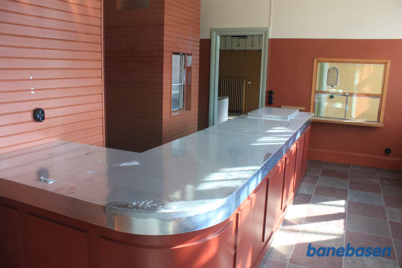 En ny disk inde i ventesalen, billetsalget til højre