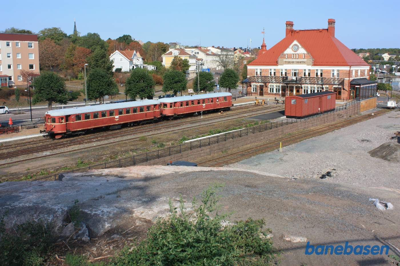 Et vue ud over stationsområdet fra en klippeknold