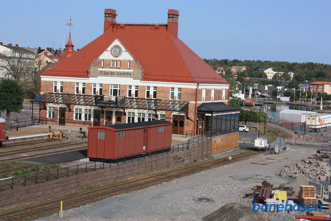 Et vue ud over stationsområdet fra en klippeknold. Her ses havnebanen meget tydeligt
