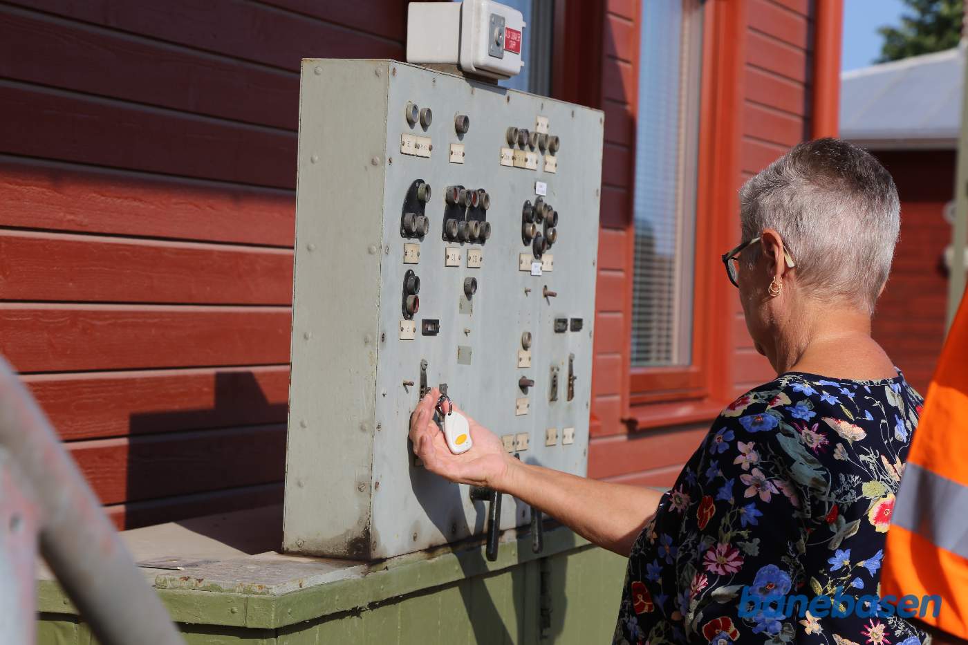 Stationsbestyreren foran stationens betjeningspanel
