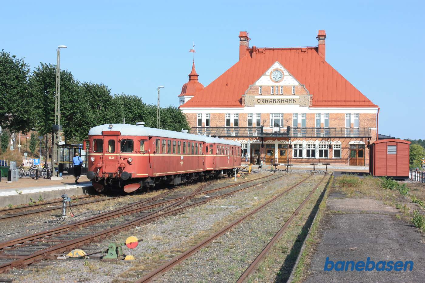 Det norske motortog holder ved perron, klar til at køre