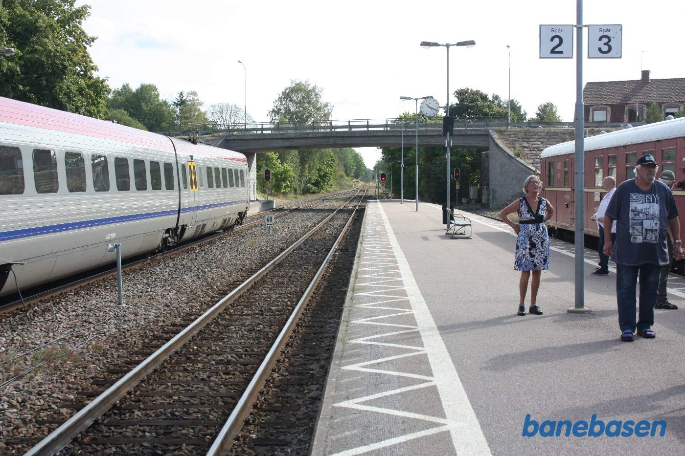 Vi er kommet til Berga, hvor en Kustpil holder i spor 1, klar til at køre tilbage til Oskarshamn