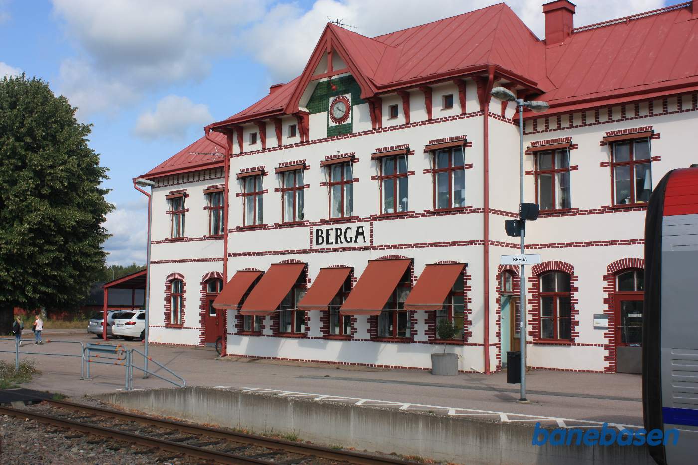 Stationsbygningen set fra perronen med det flotte stationsur, som vi senere skulle komme op og se
