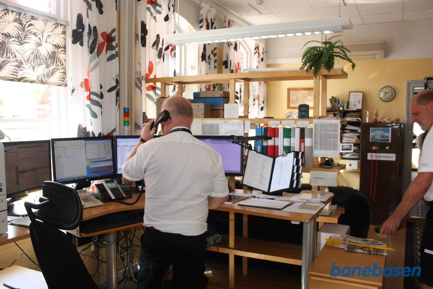 Stationskontoret med skærme for personalet