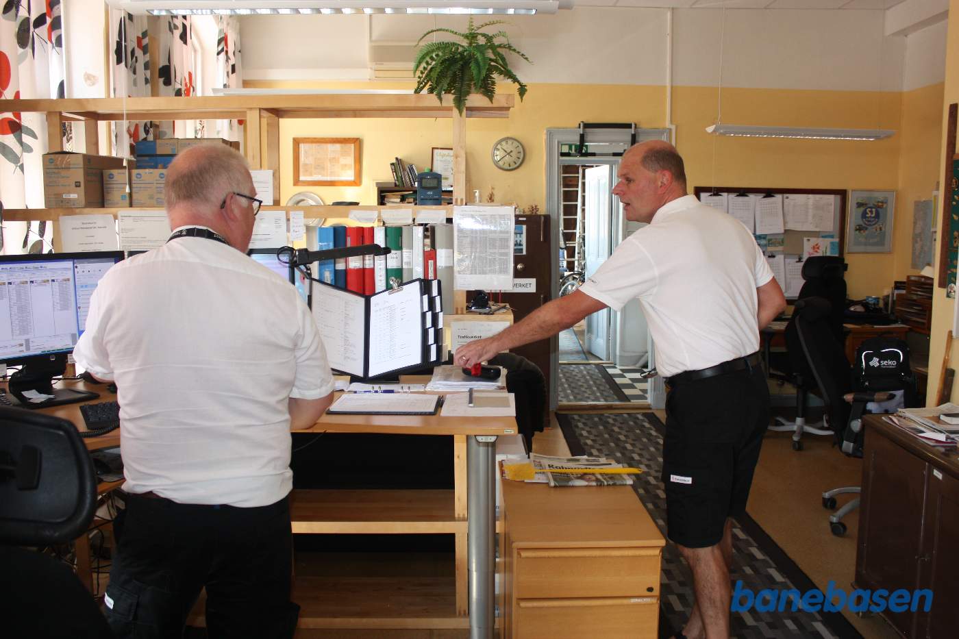 Stationskontoret med skærme for personalet