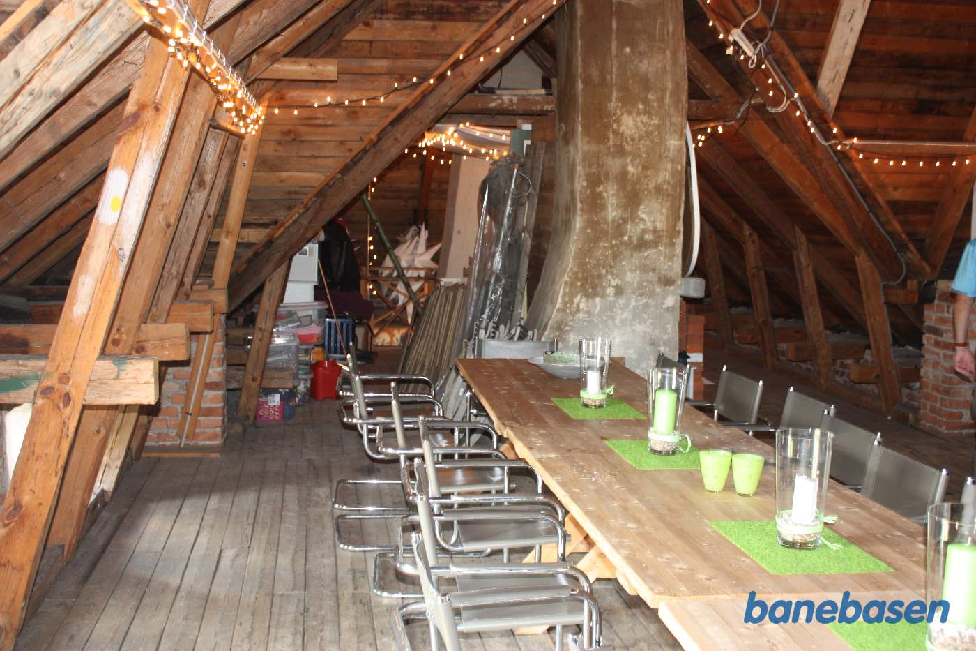 Oppe under taget er indrettet festlokale