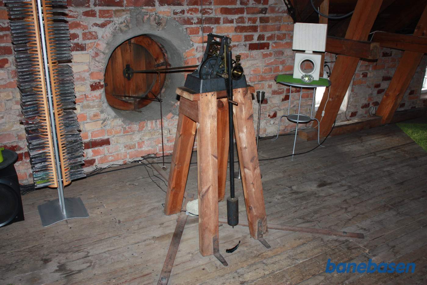 Urværket der driver stationsuret med pendul og håndtag til at trække uret op med