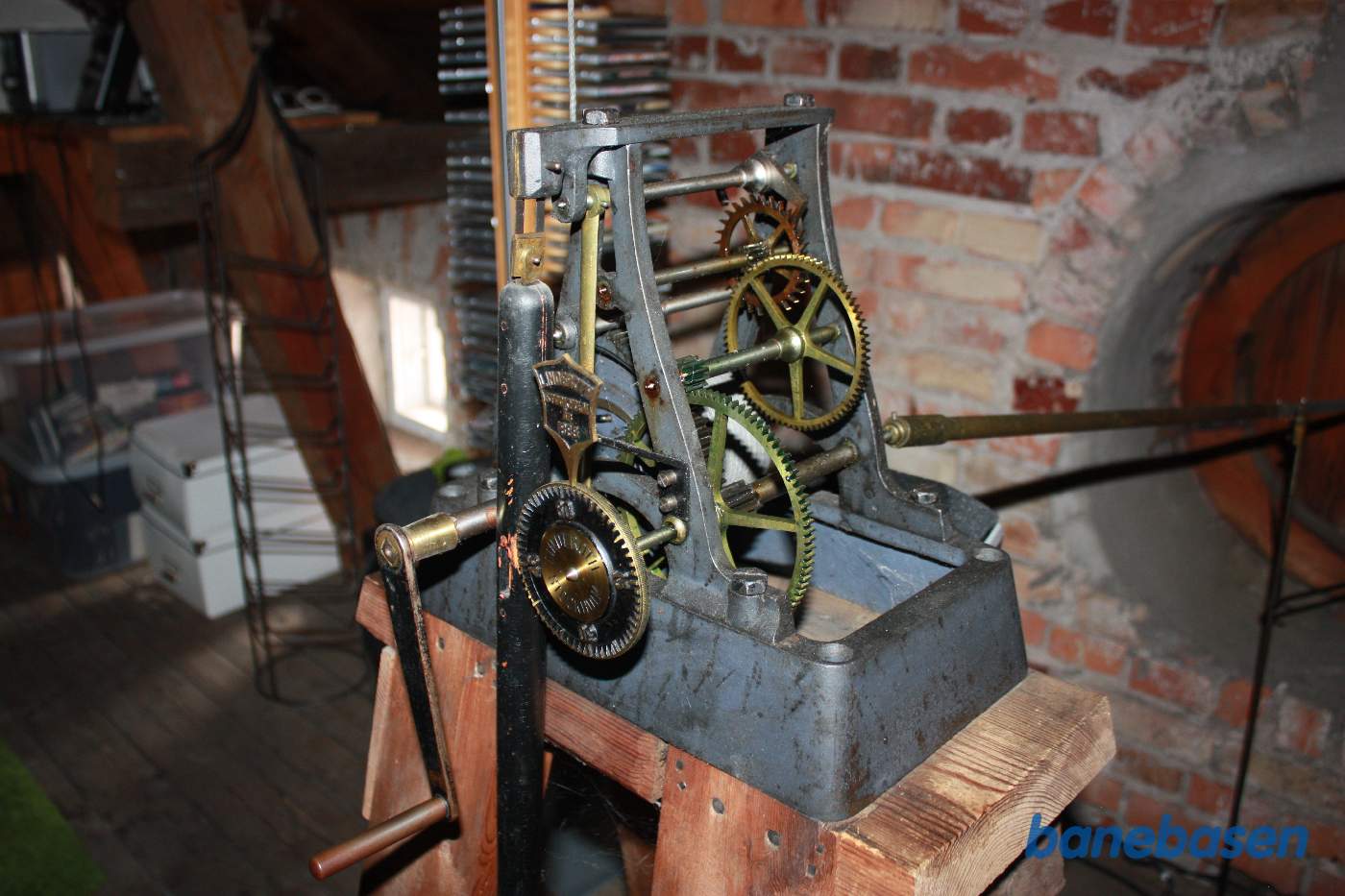 Nærbillede af urværket samt minutskiven. Timeviseren drives ude ved urskiven