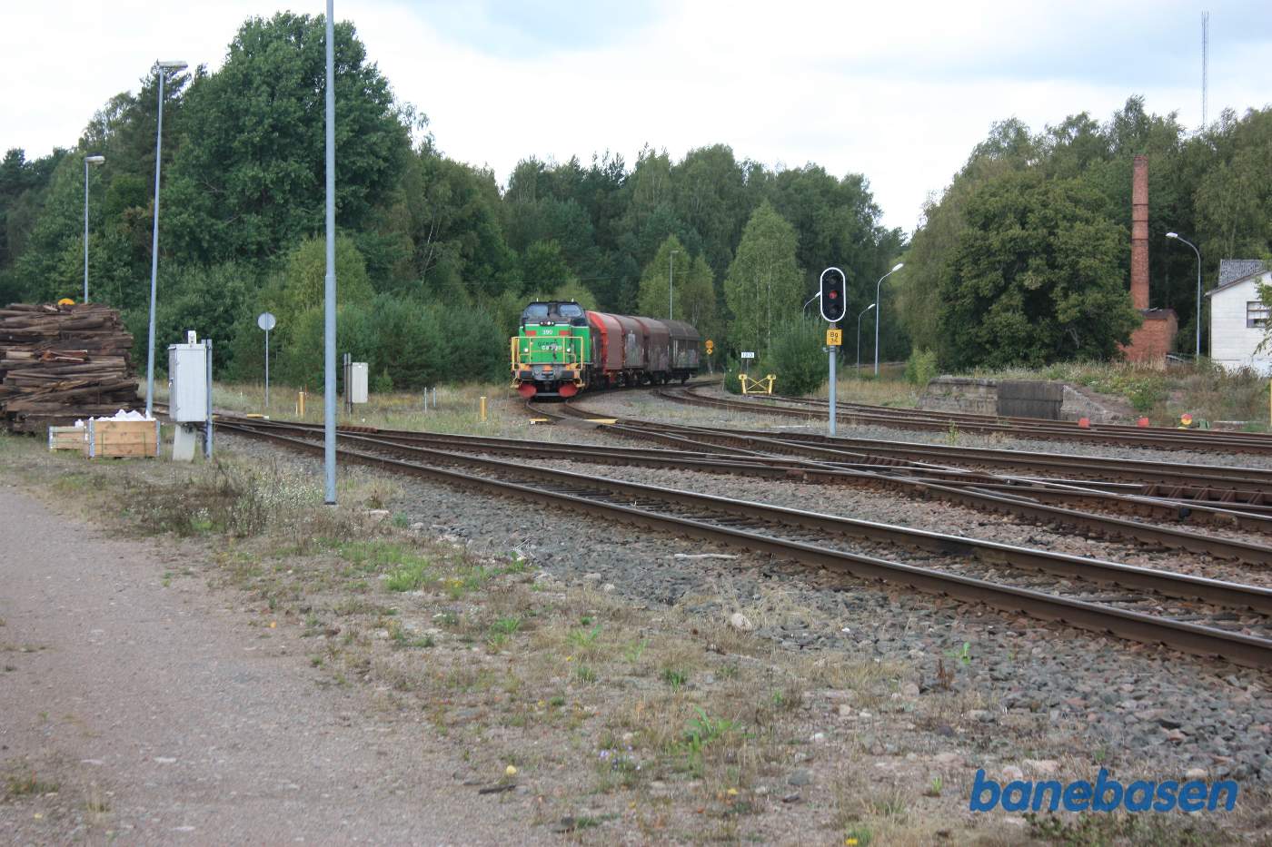 Et godstog er på vej ind på stationen