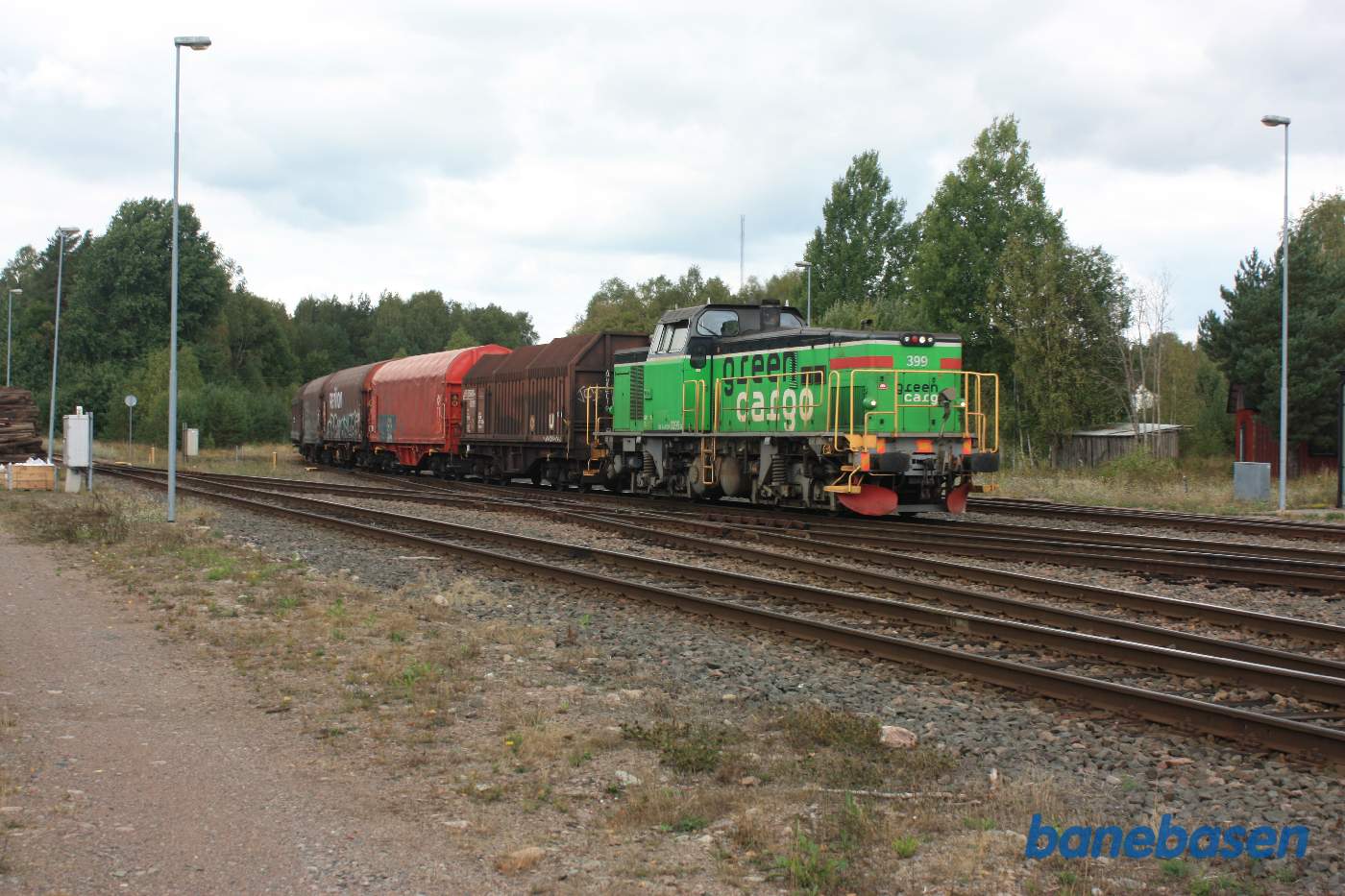 Et godstog er på vej ind på stationen