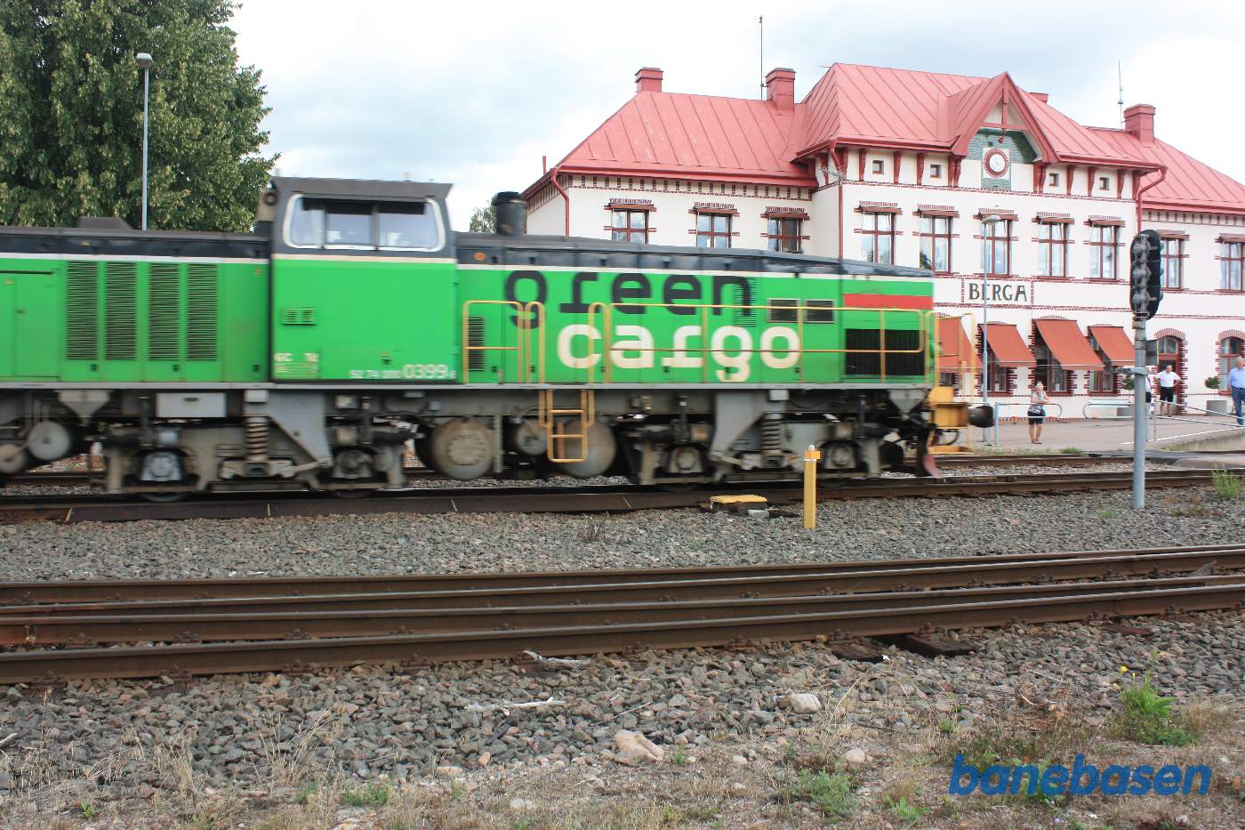 Et godstog er på vej ind på stationen