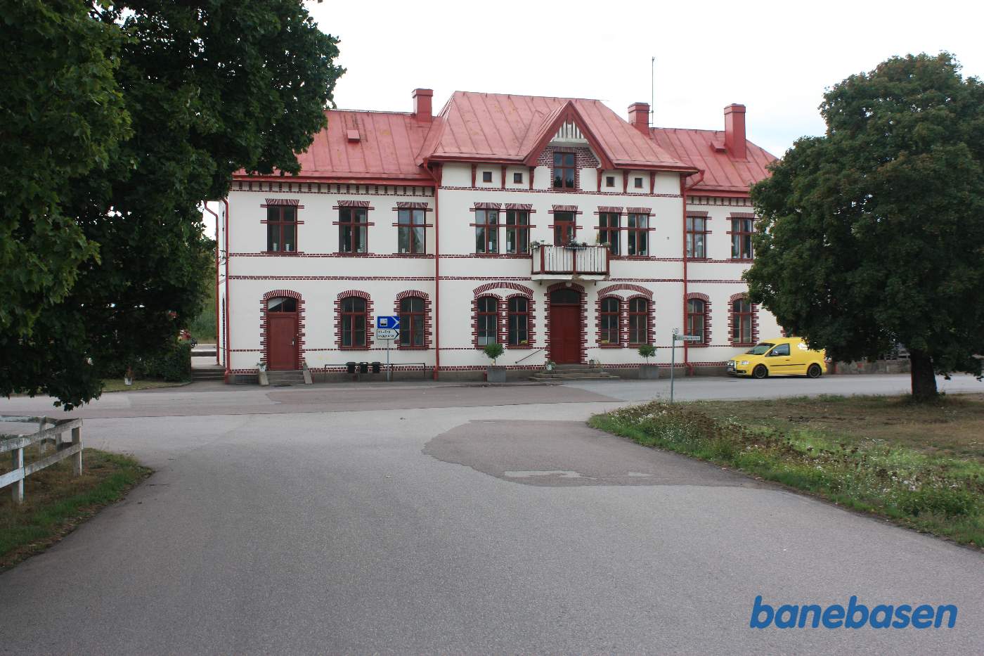 Stationsbygningen set fra vejen