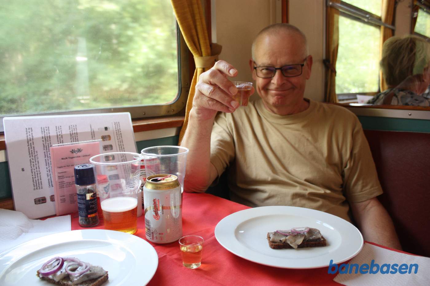 Der serveres frokost i togets spisevogn, sildemad med øl og snaps, skål