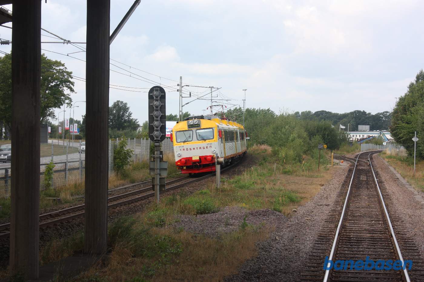 Et tomt Krösatåg på vej ud af stationen på den anden strækning