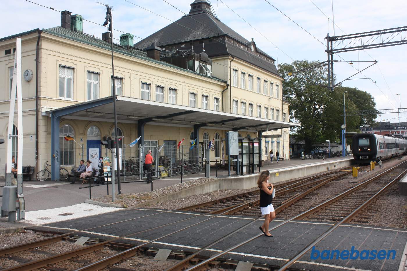 Stationsbygningen set fra perronen med et Øresundstog ved perron