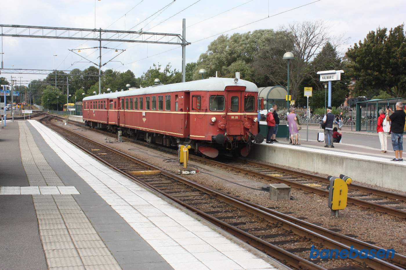 Det norske motortog holder i spor 1a