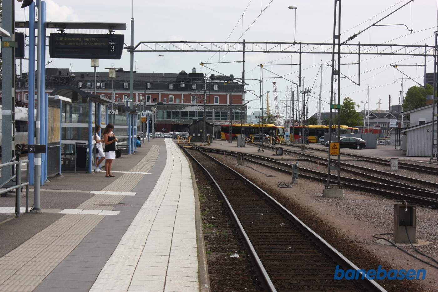 Et vue ud over spor 3 med havnen i baggrunden