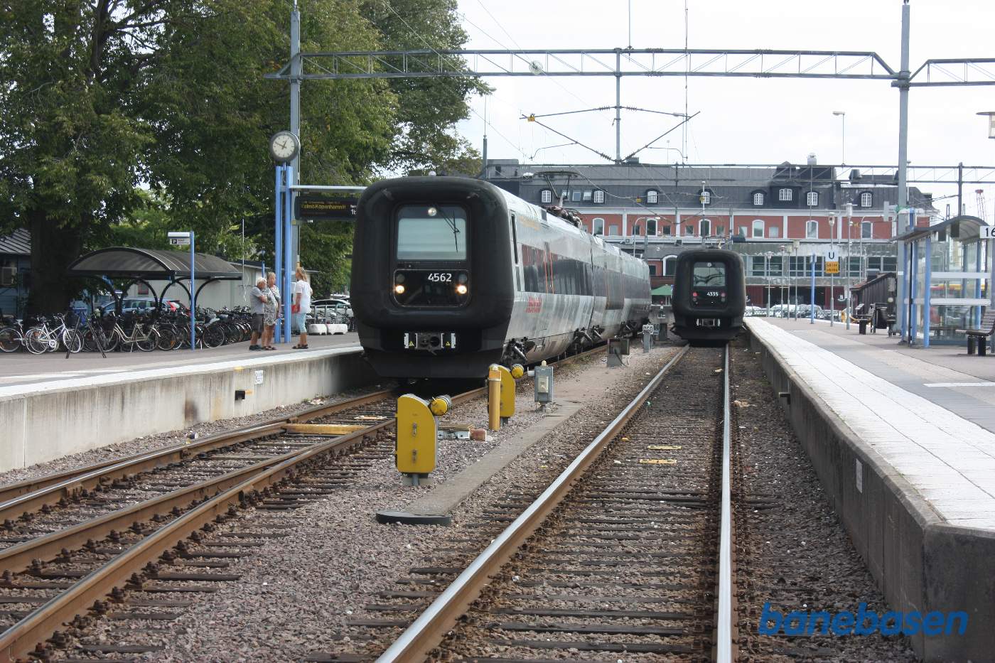 2 Øresundstog ved perron