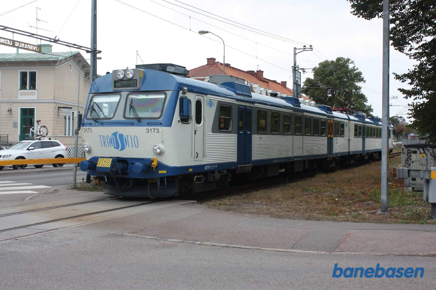 Et lokaltog på vej ind på stationen passerer en overkørsel