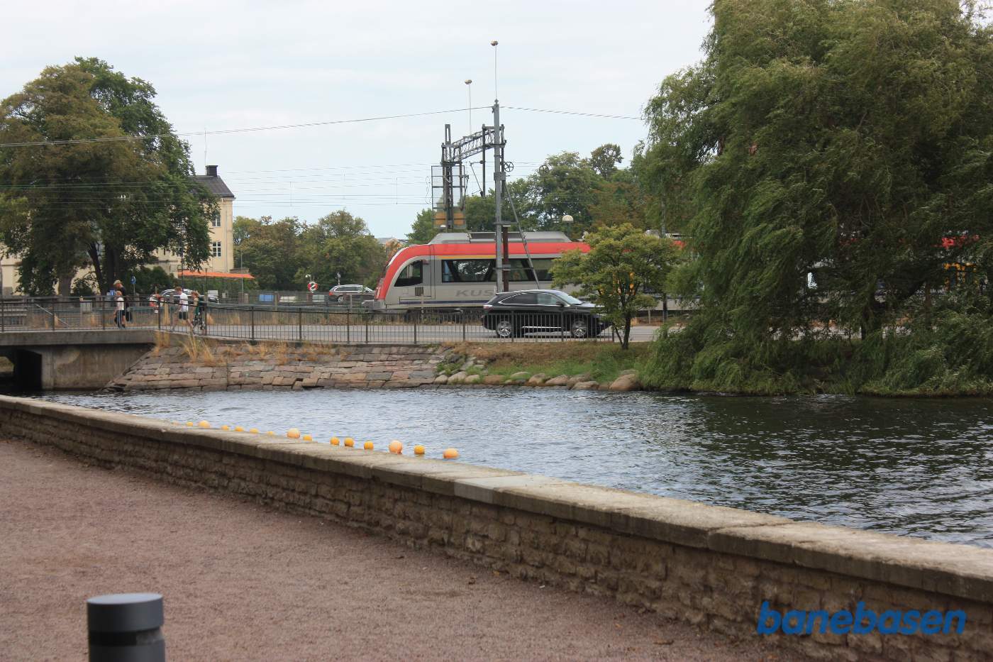 Et lokaltog på vej ind på stationen