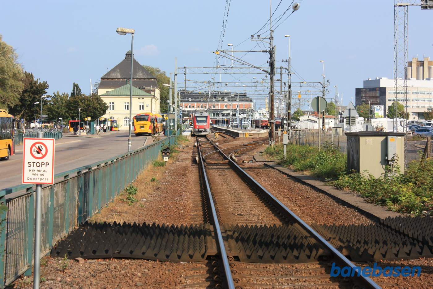 Et vue ud over stationsområdet, set fra overkørslen