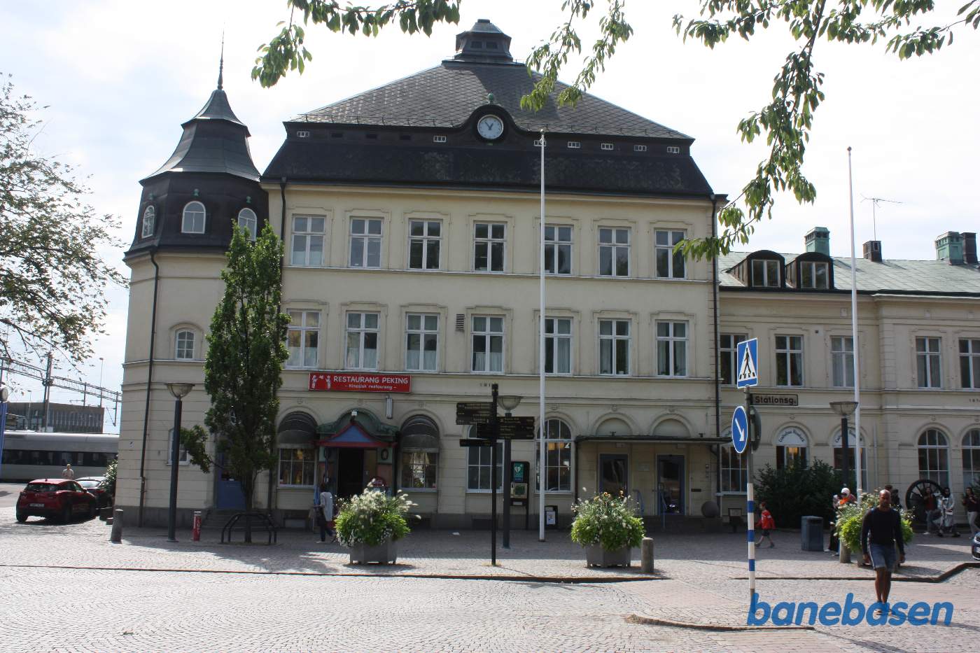 Stationsbygningen set fra vejen