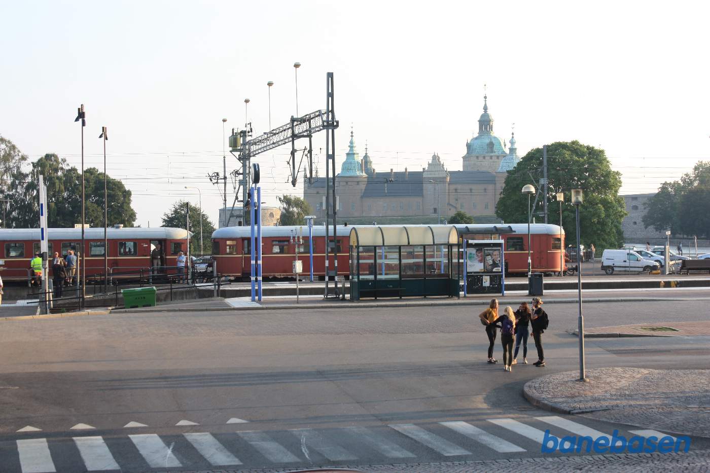 Det norske motortog holder ved perron, slottet i baggrunden