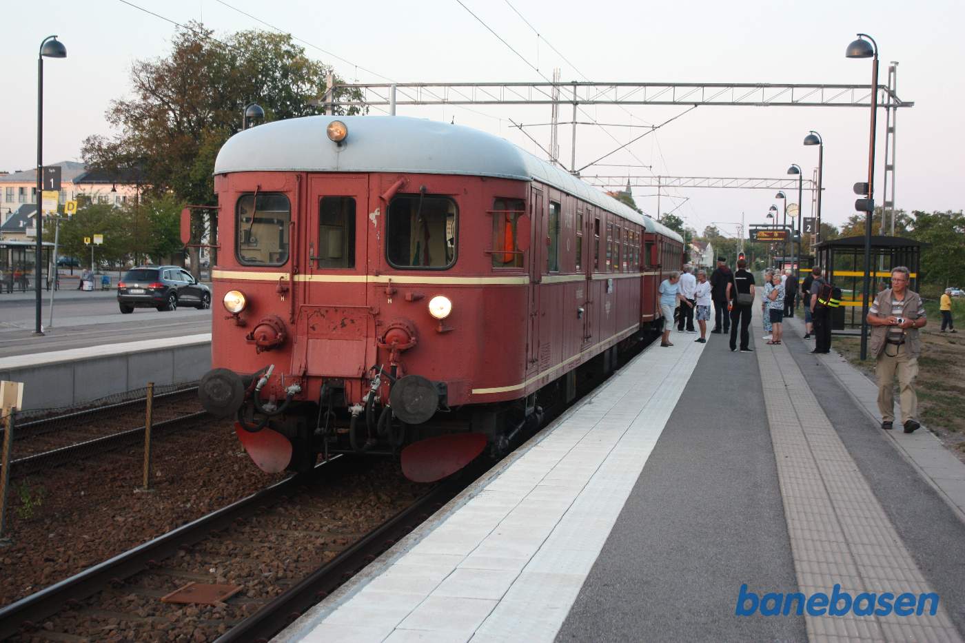 Toget er ankommet til Nybro station og gæsterne stiger ud