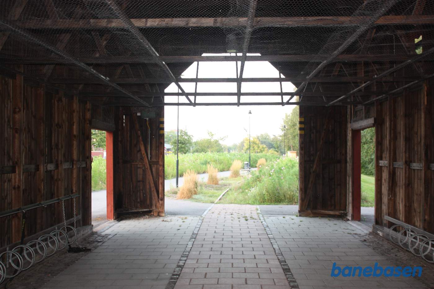 Med brosten er skinnerne symboliseret inde i remisen, der nu anvendes som cykelskur