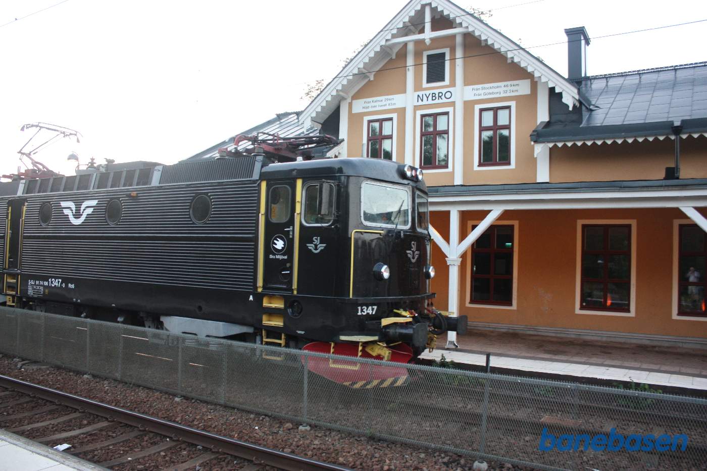 Stationsbygningen med persontog i spor 1 mod Kalmar