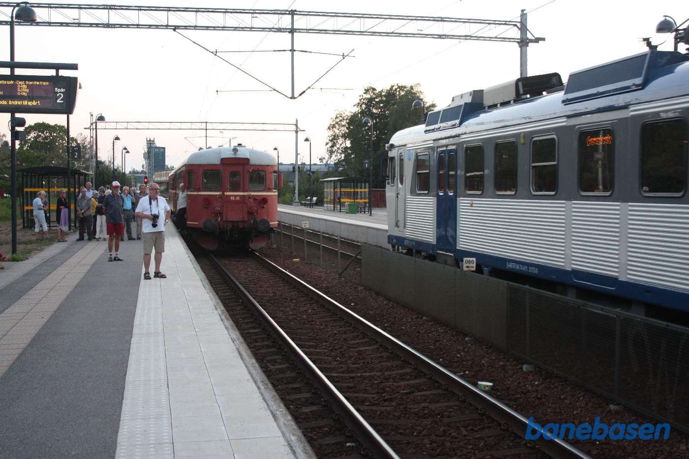 Gæsterne på perronen kigger på lokaltoget i spor 1