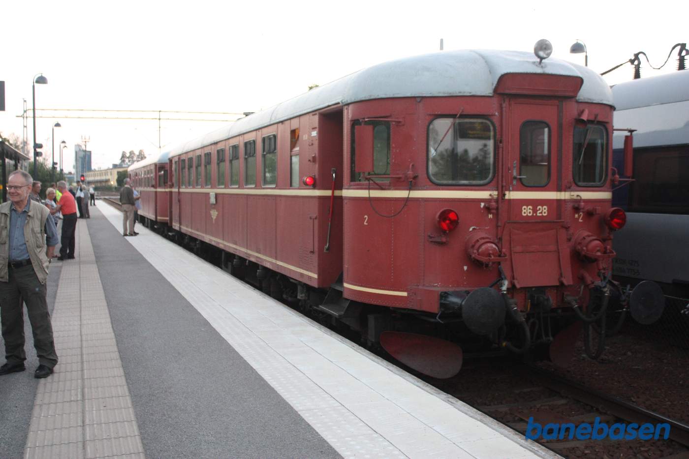 Gæsterne står på perronen klokken 20.25 og venter på at komme videre til hotellet i Emmaboda