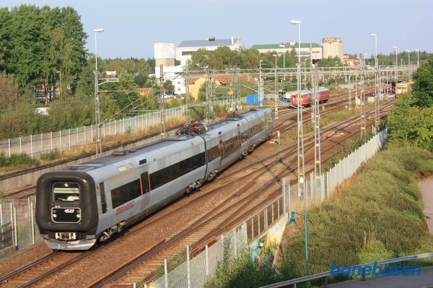 Udsigten fra hotelvinduet næste morgen i Emmaboda med Øresundstog på vej ud af stationen, det norske tog har overnattet i sidesporet