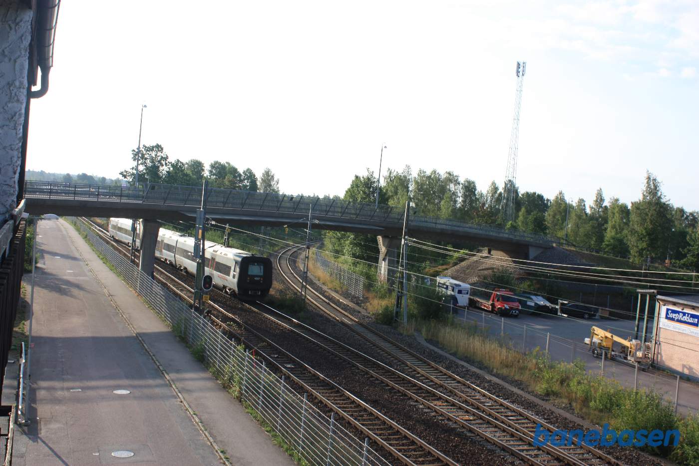 Udsigten fra hotelvinduet næste morgen i Emmaboda med Øresundstog på vej ud af stationen