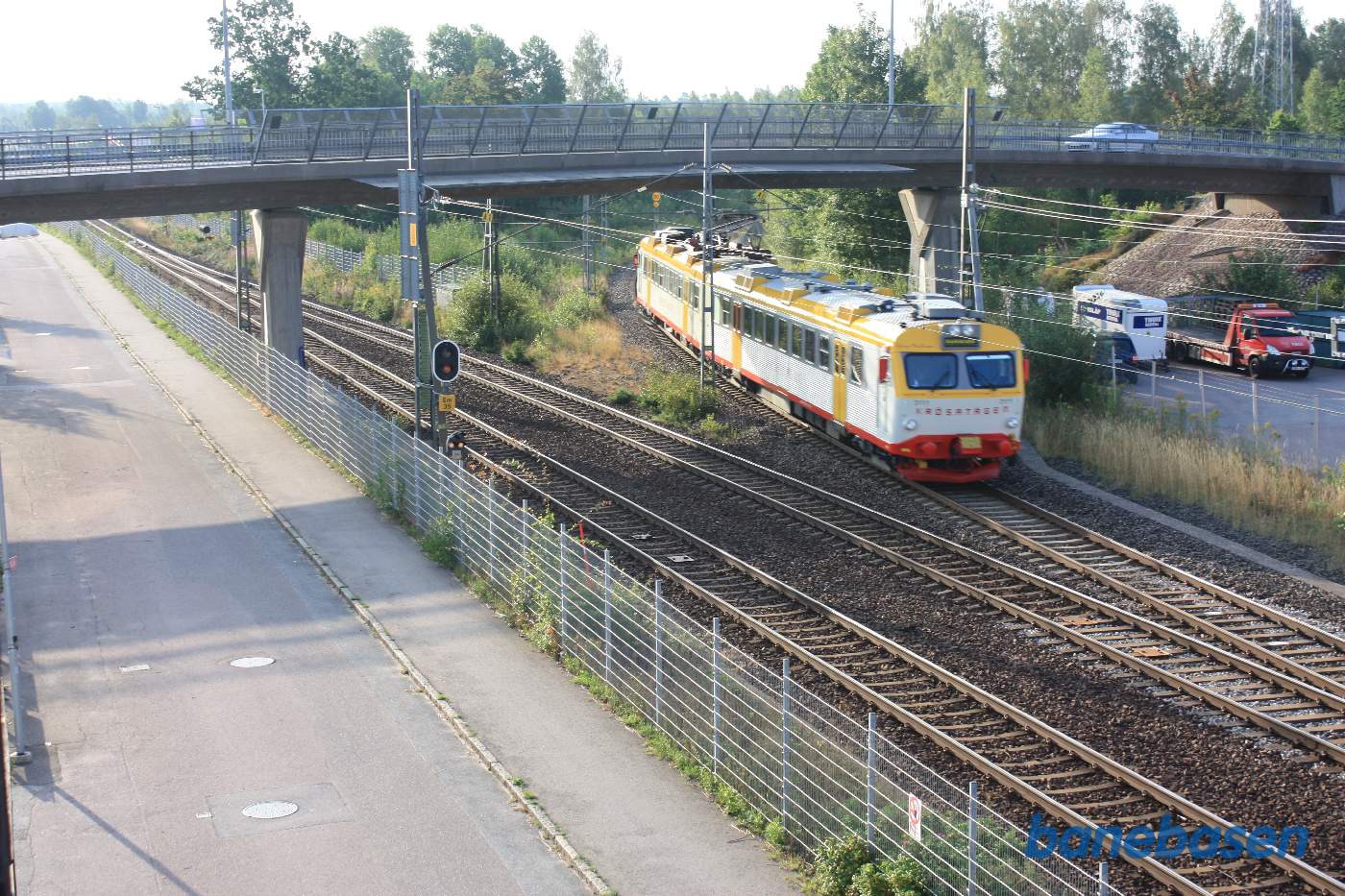 Udsigten fra hotelvinduet næste morgen i Emmaboda med Krösatåg på vej ud af stationen