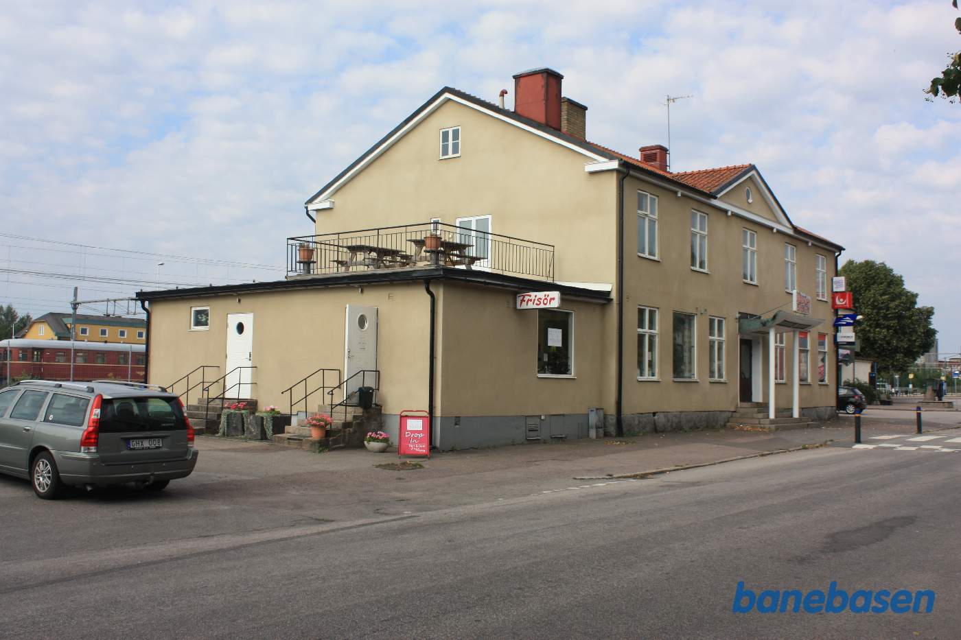 Det gamle jernbanehotel set fra vejen