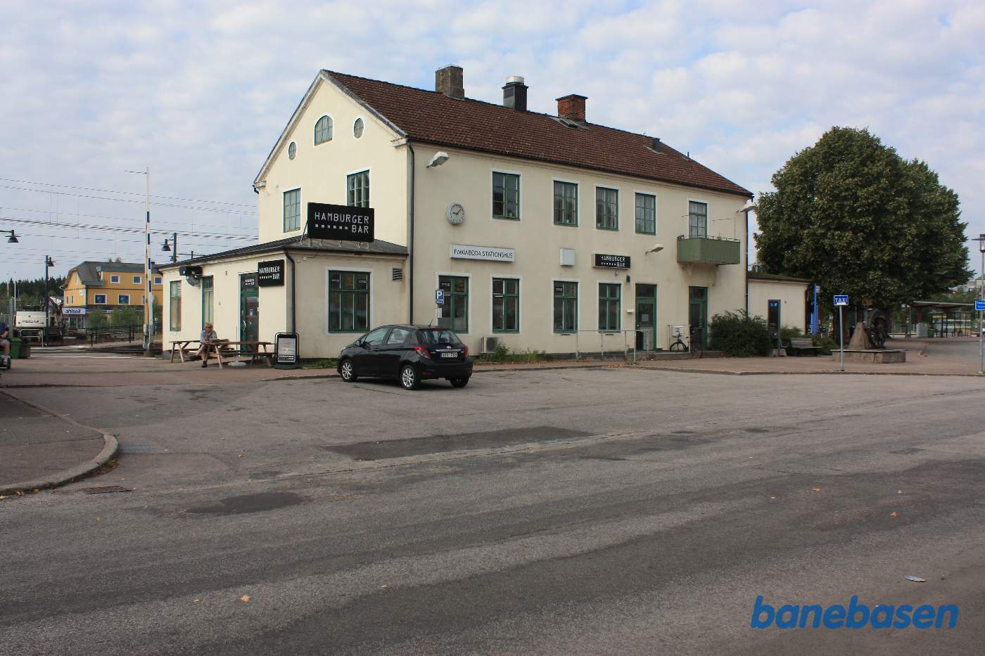 Stationsbygningen set fra vejen