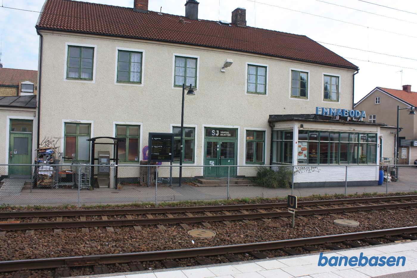 Stationsbygningen set fra perronen