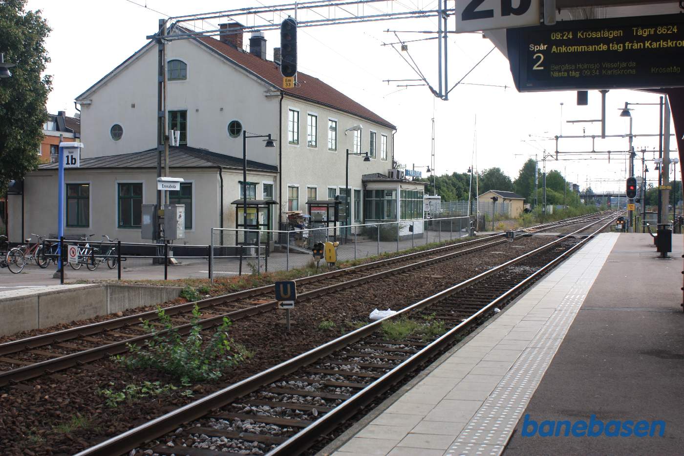 Stationsbygningen set fra perronen