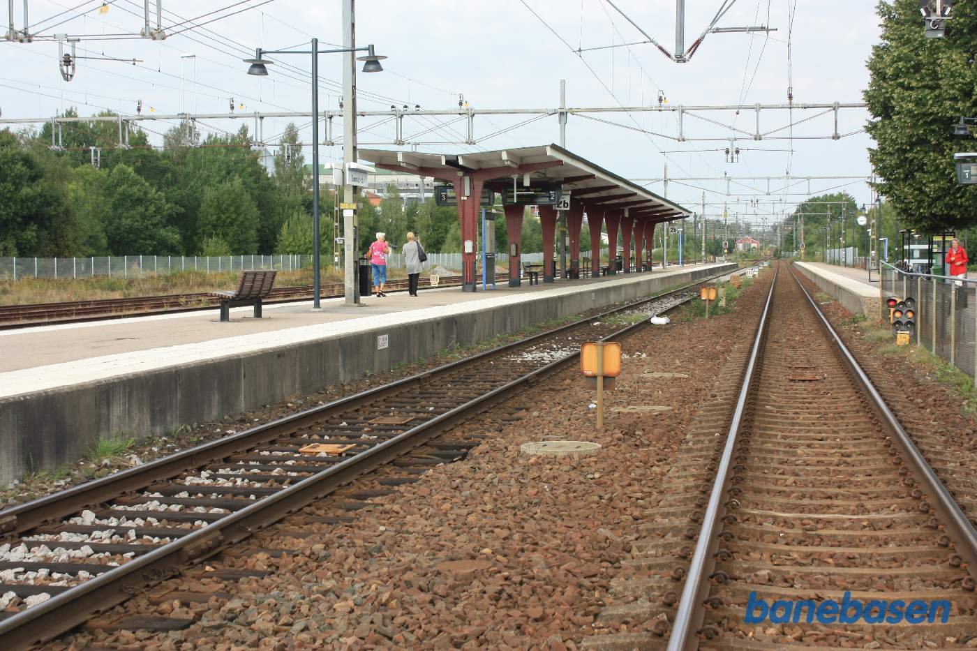 Et vue ud over stationsområdet fra overgangen til midterperronen