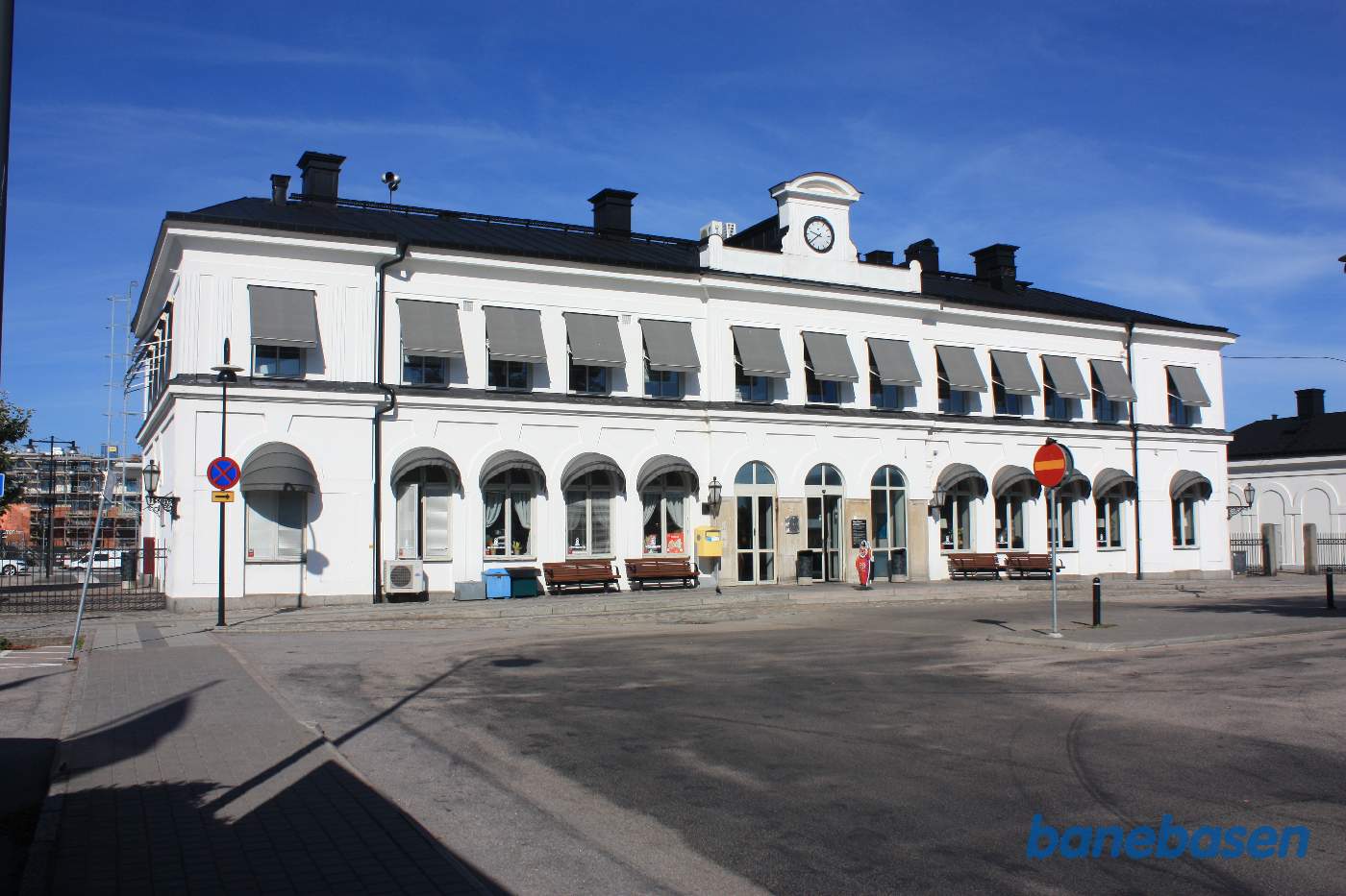 Stationsbygningen set fra vejen